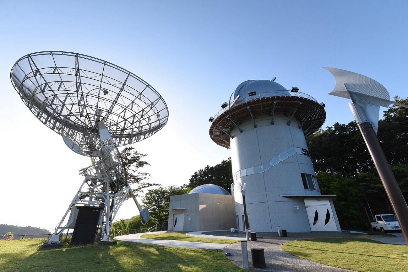現在のみさと天文台の8m電波望遠鏡と星の塔、宙の学び舎